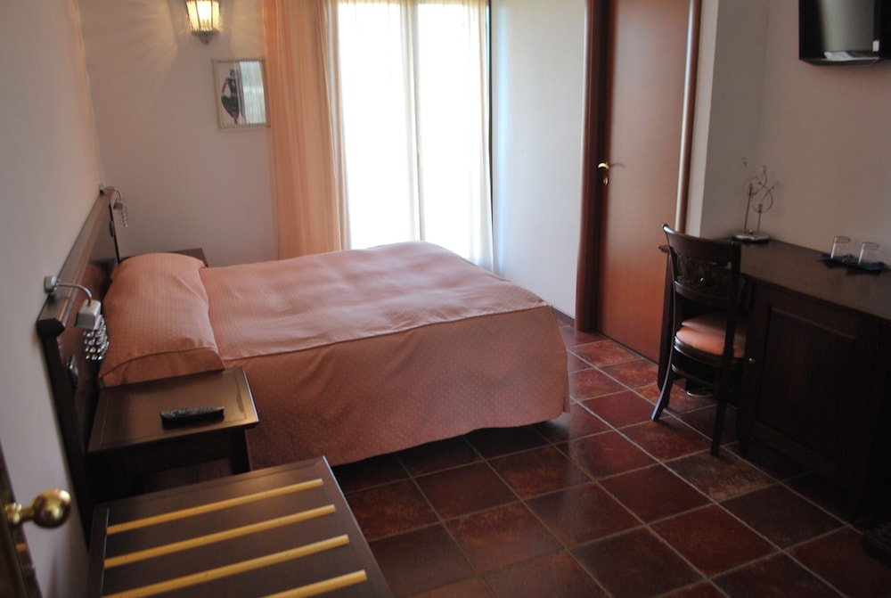 Basic Double or Twin Room, 1 Double Bed photo 3