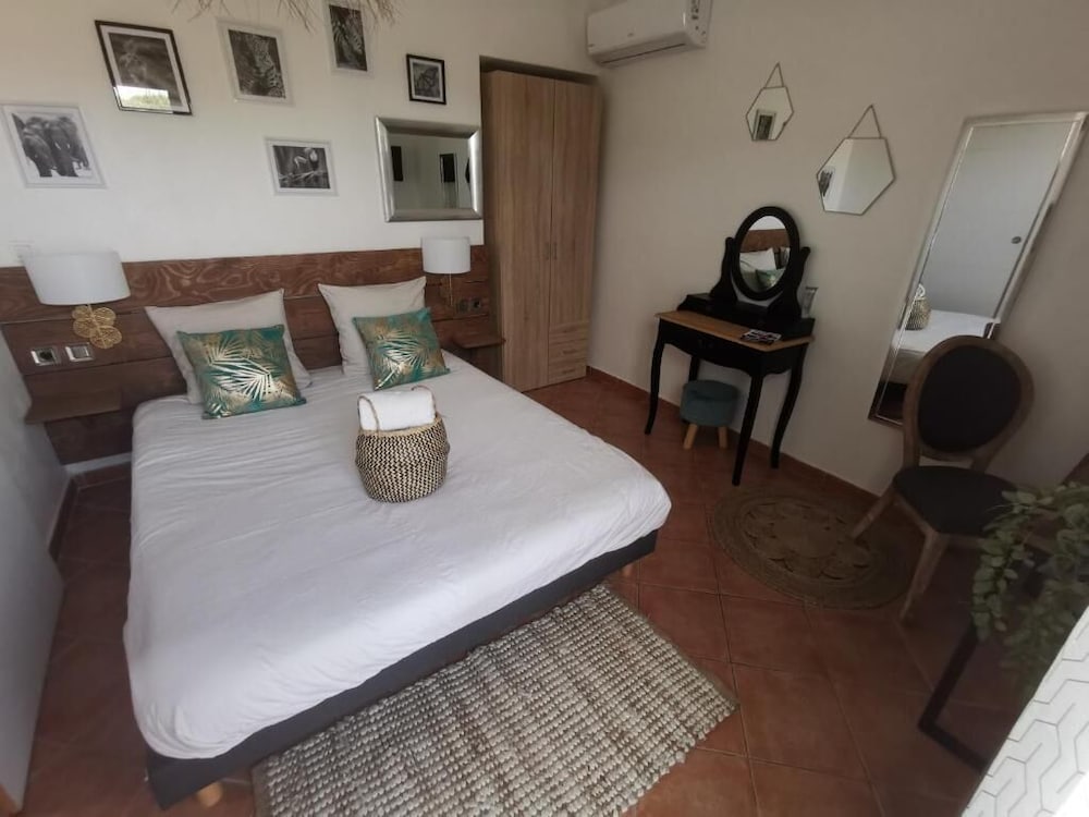 Classic Double Room, Ensuite, Courtyard View