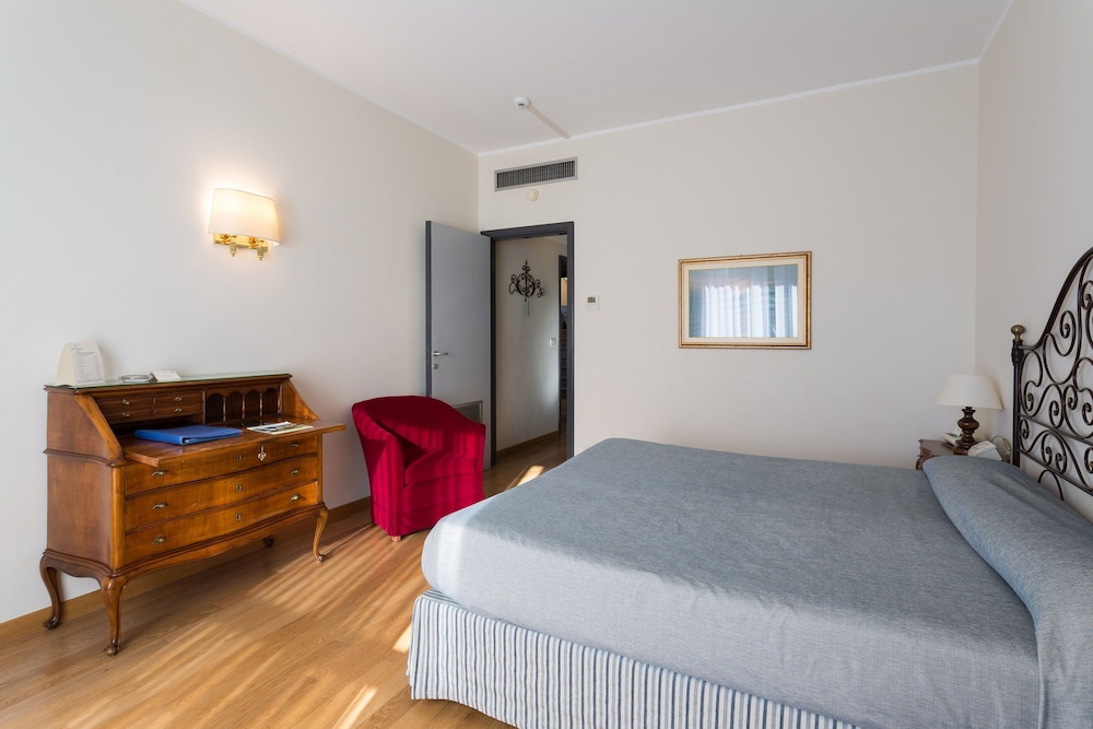 Room, 1 Queen Bed, 2 Bathrooms, Sea View