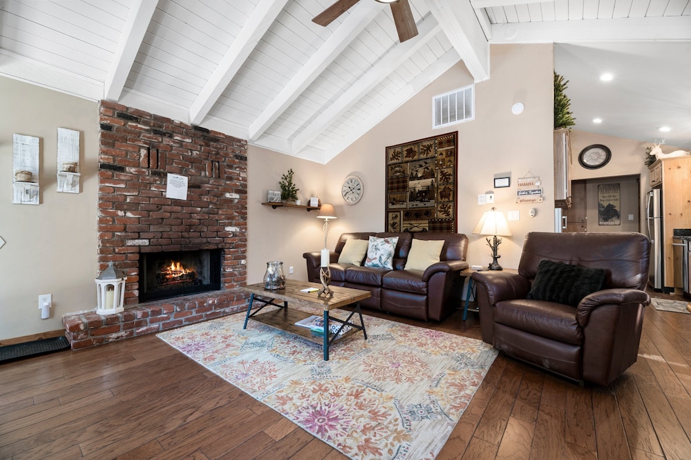 Cabin, 2 Queen Beds, Fireplace, Mountain View photo 1
