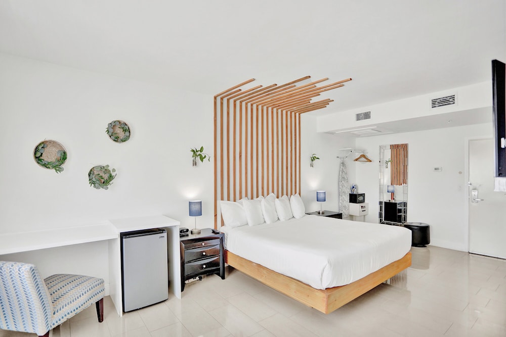 Deluxe Studio, 1 King Bed, Kitchen