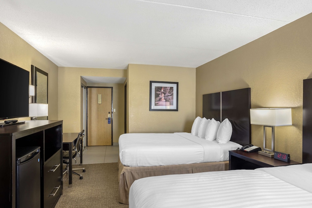 Standard Room, 2 Queen Beds, Non Smoking, Microwave - Photo 2