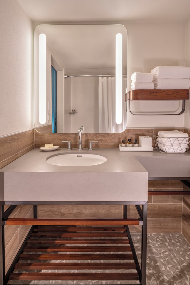 Suite, 1 Bedroom (King) thumbnail 5