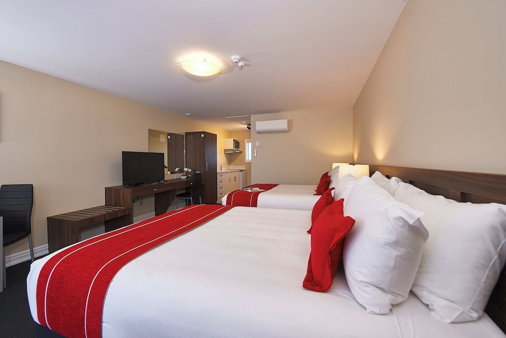 Executive Double or Twin Room, 2 Queen Beds, Pool View, Mezzanine