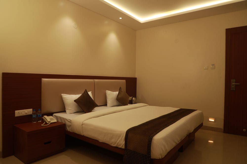 Deluxe Double Room with Balcony - Photo 17