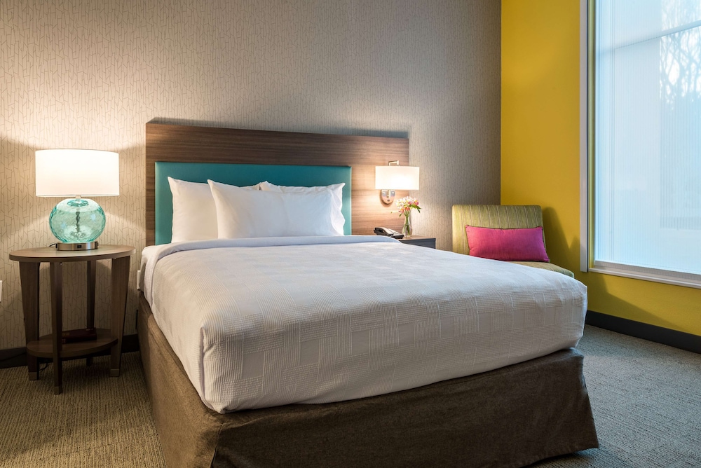 Studio, 1 Queen Bed, Accessible (Mobility & Hearing, Roll-in Shower)