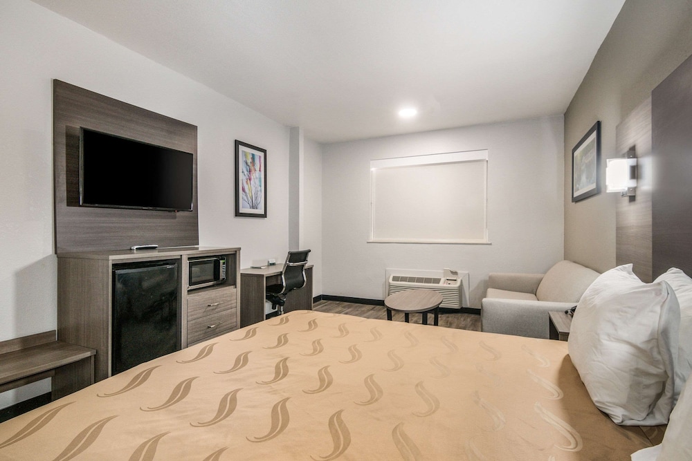 Standard Room, 1 King Bed, Smoking - Photo 2