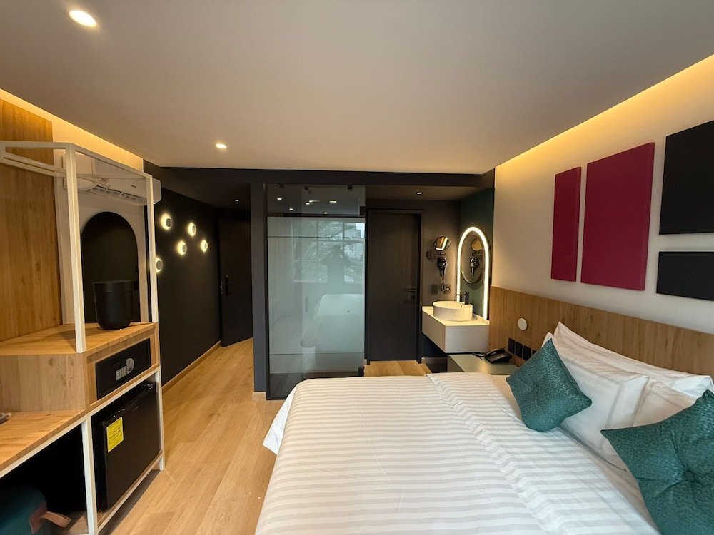 Executive 1 King Bed, Monument View