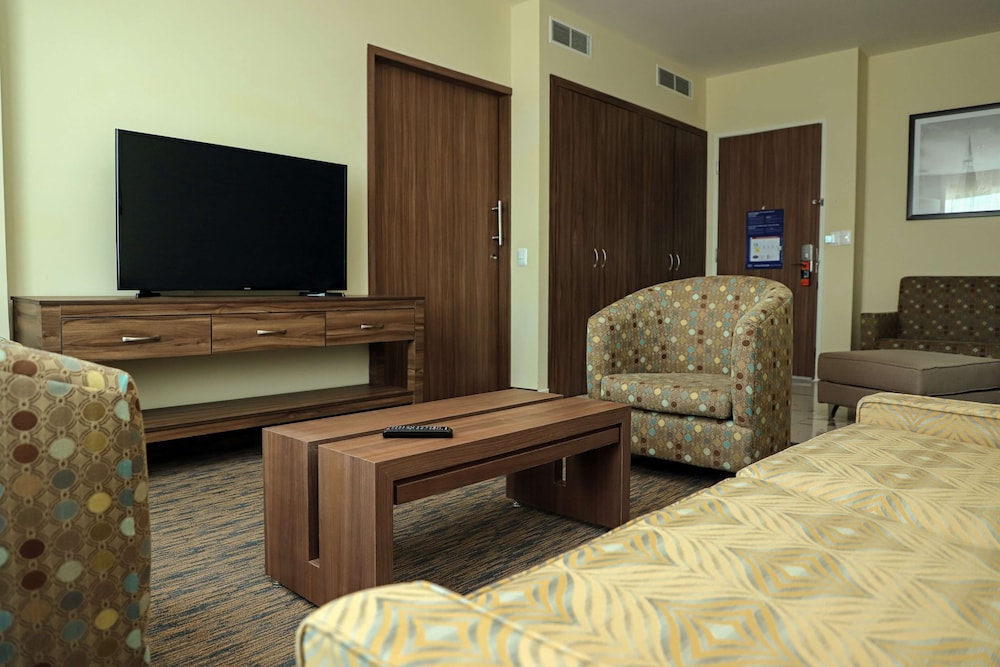 Suite, 1 King Bed, Non Smoking, Refrigerator photo 3