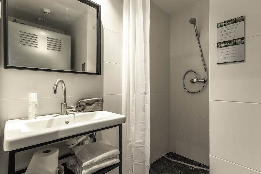 Family Room, Private Bathroom (deluxe) - Photo 8