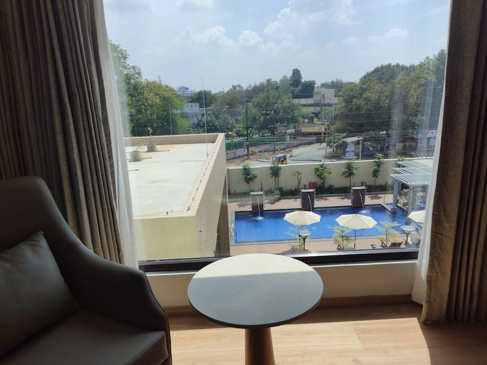 Junior Suite, 1 King Bed, City View photo