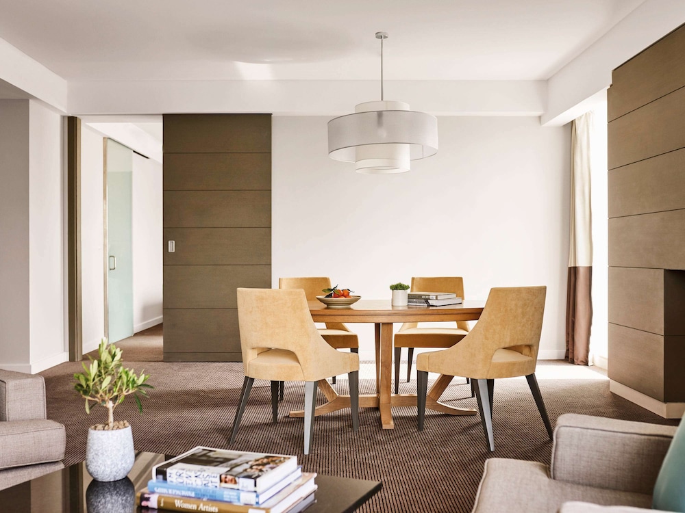 Deluxe Suite, 1 King Bed, Club Lounge Access (Deluxe) thumbnail 6