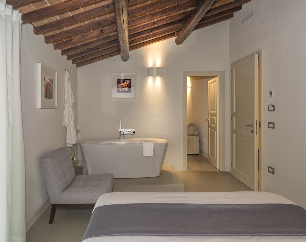Exclusive Quadruple Room, Bathtub photo 2