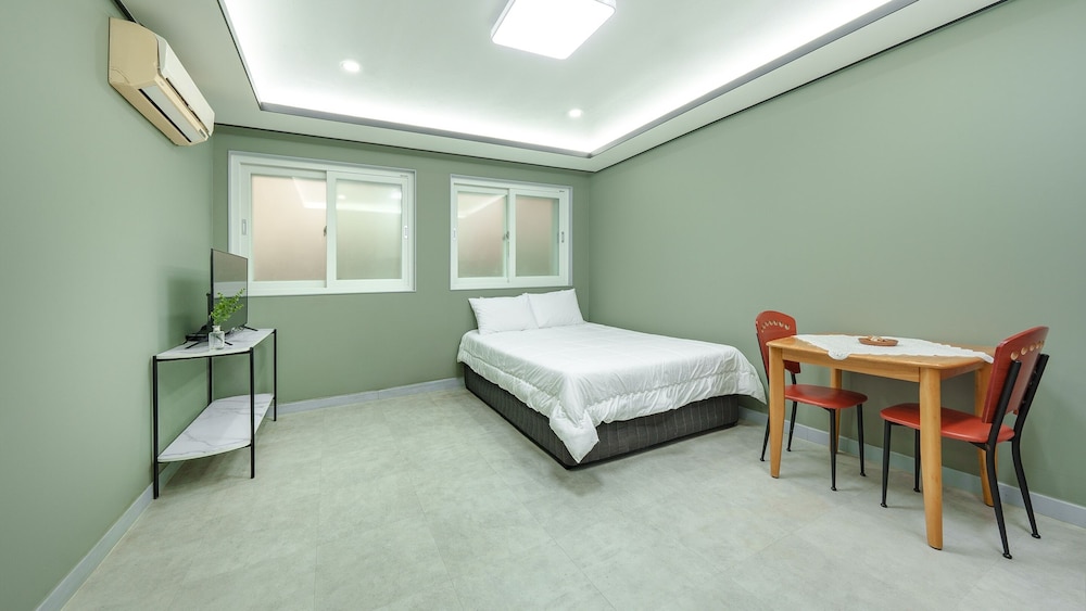 Basic Room, 1 Bedroom (White 4 (Mountain View))