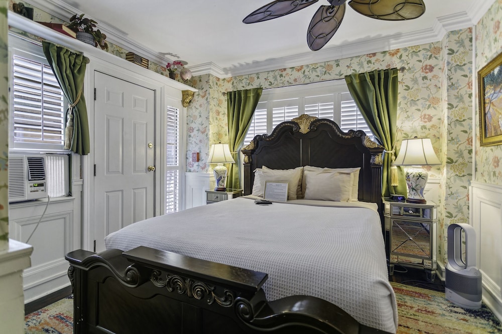 Deluxe Room, 1 Queen Bed, Balcony, Corner
