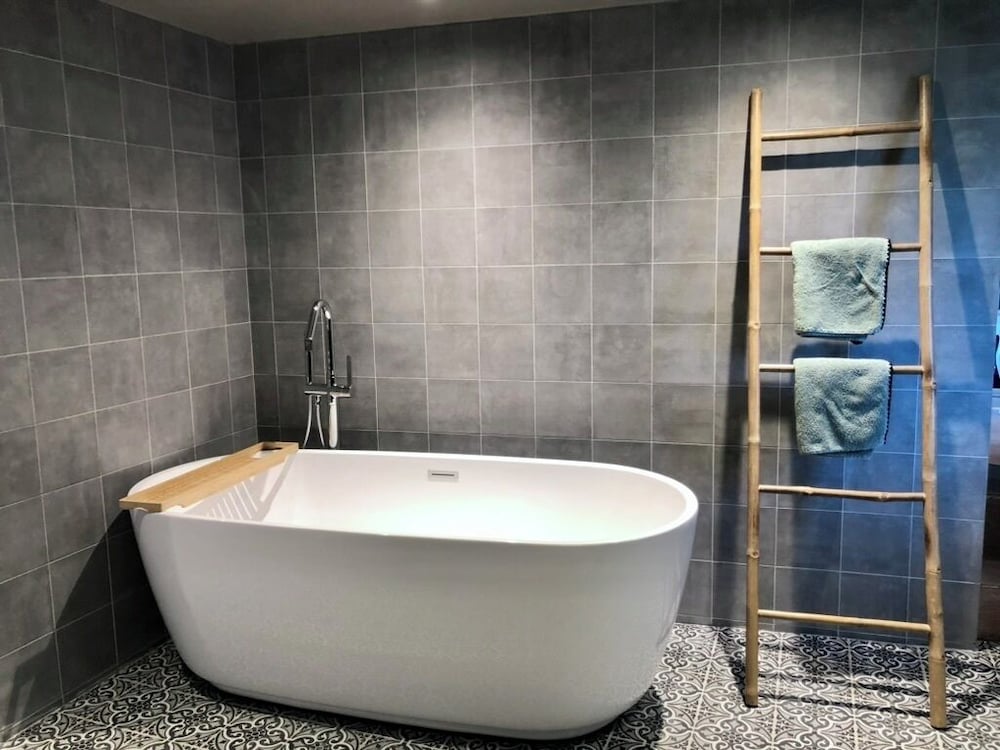 Deluxe Room, 1 Queen Bed, Private Bathroom, Garden View photo 2