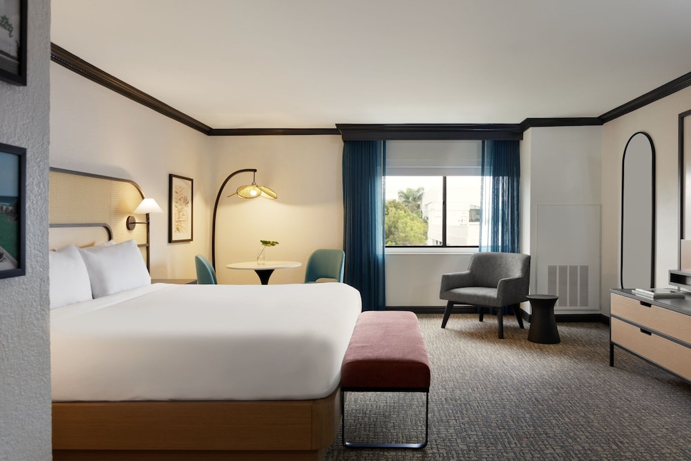 Luxury Suite, 1 Bedroom, Pool View - Photo 2