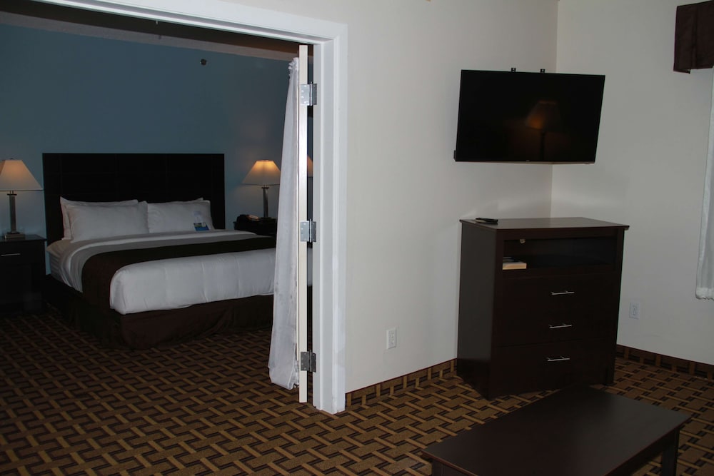 Suite, 1 King Bed, Non Smoking, Refrigerator & Microwave (Separate Living Room;with Sofabed) - Photo 2