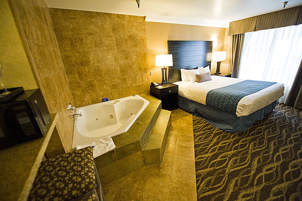 Executive Suite, 1 King Bed, Non Smoking, Jetted Tub - Photo 3