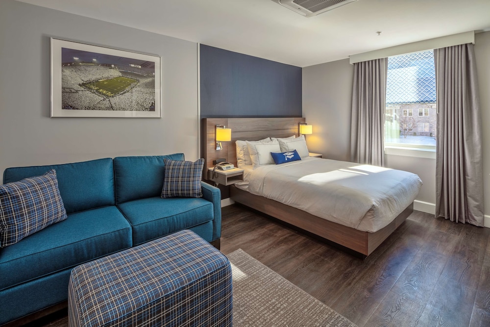 1 Queen Bed with Sofa Bed - Photo 1