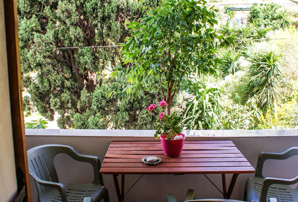 Basic Double Room, Garden View photo 3