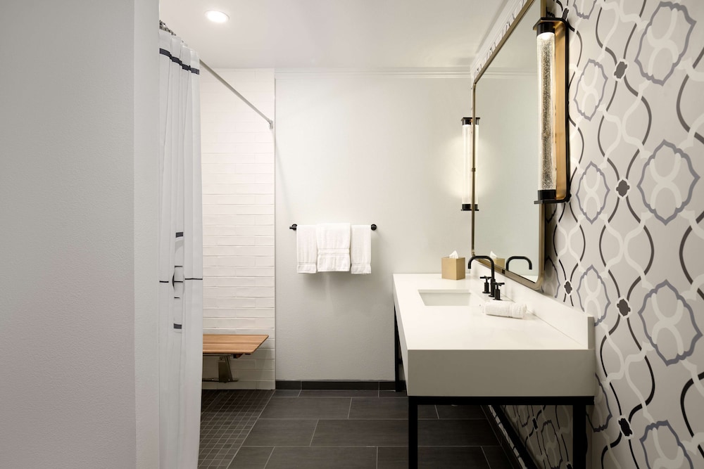 Room, 2 Queen Beds, Accessible (3x3 Shower) - Photo 5