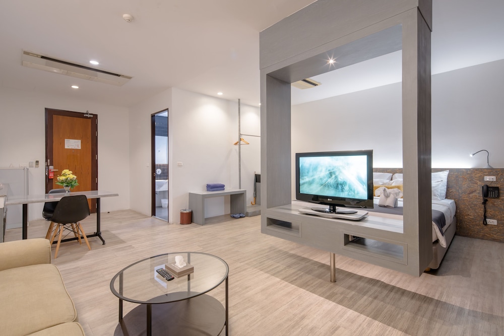 Junior Suite with Balcony - Photo 4