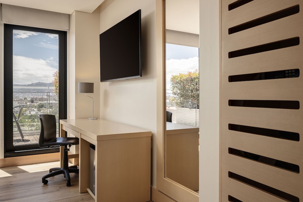 Premium Room, 1 King Bed - Photo 1