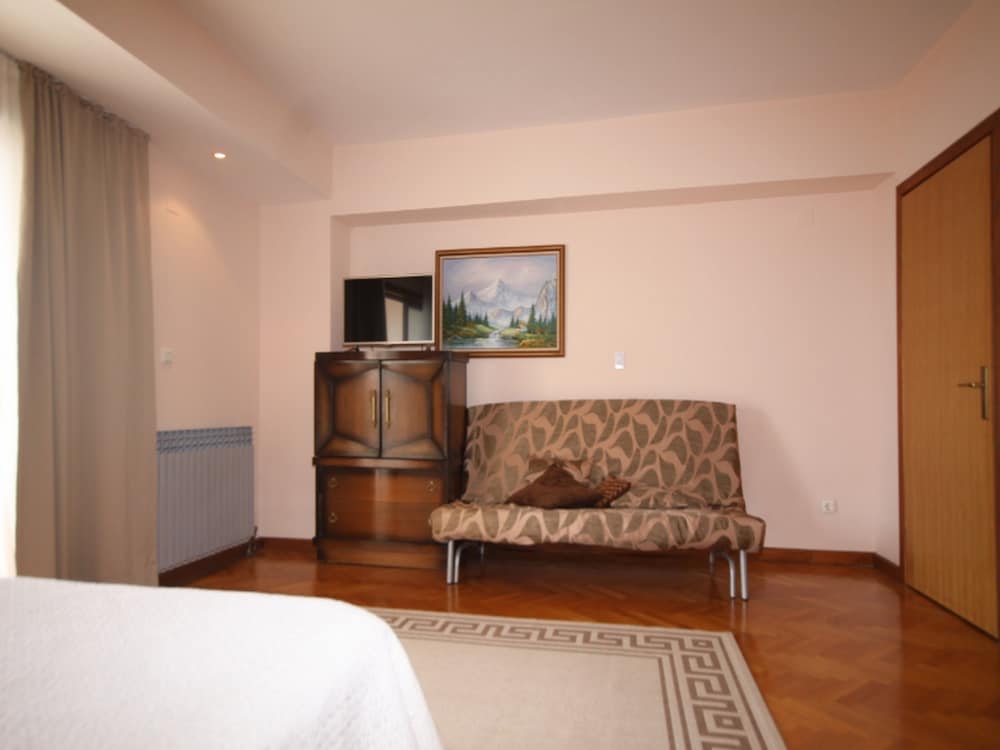 Classic Apartment photo 3