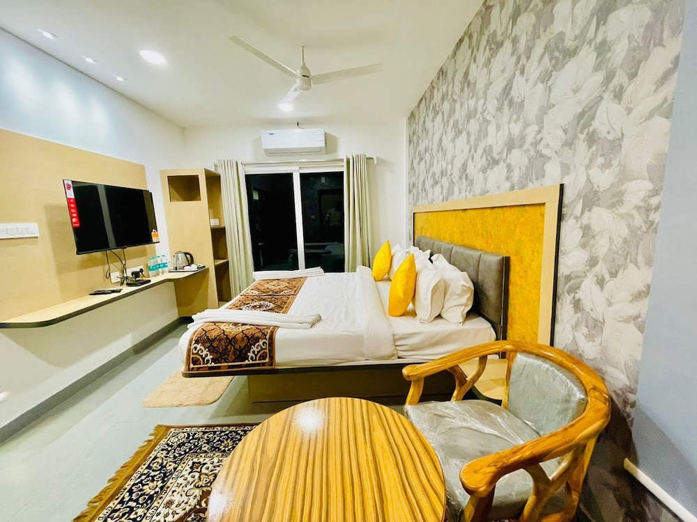 DELUXE ROOM - Photo 19