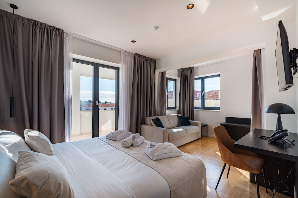 Deluxe Room - Photo 9