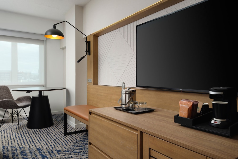 Room, 1 King Bed, Marina View (Mobility/Hearing Access, Roll-In Shwr) - Photo 5