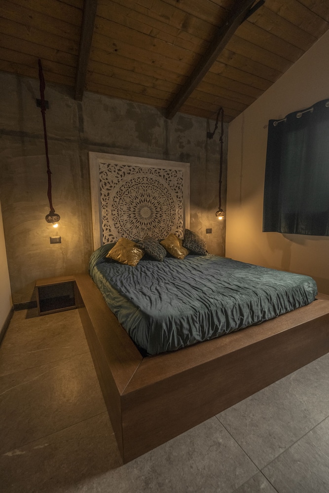 Deluxe Room, 1 Queen Bed With Sofa Bed