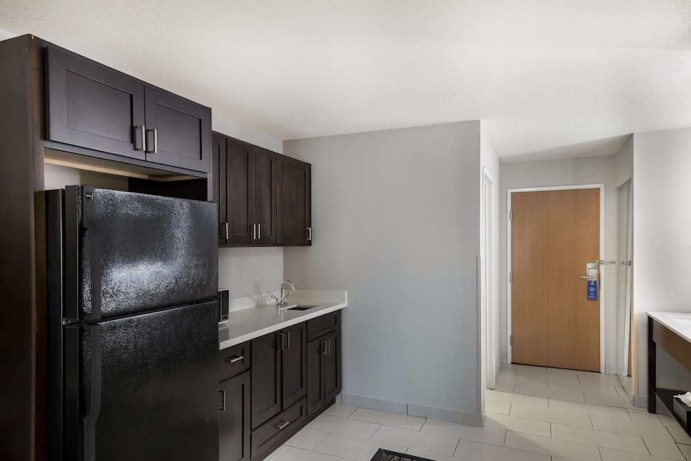 Suite, Multiple Beds, Non Smoking, Refrigerator & Microwave photo 2