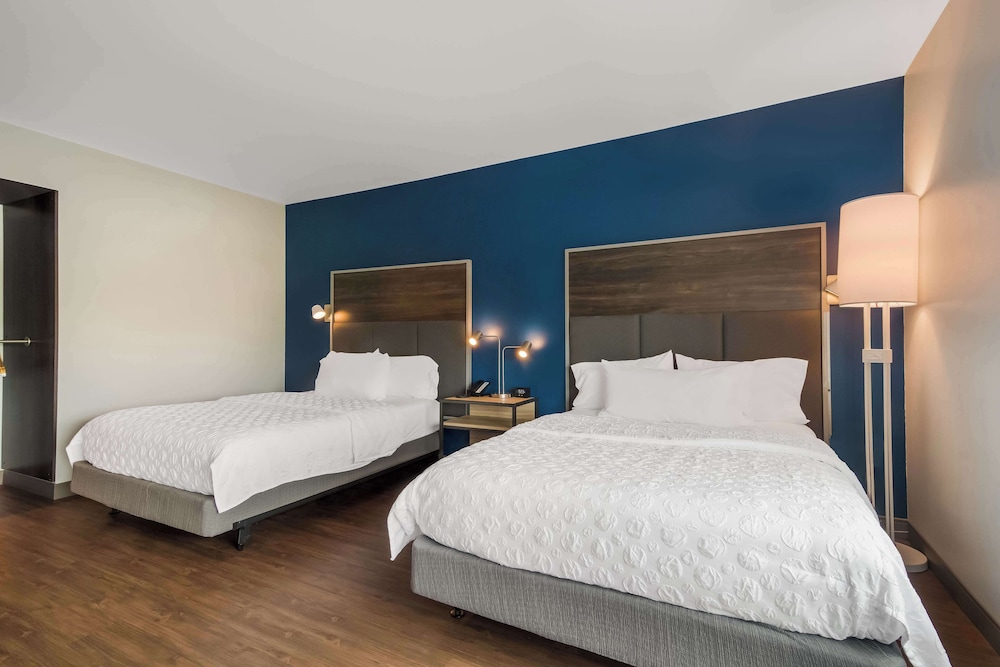 Classic Room, 2 Queen Beds, Accessible, Bathtub - Photo 5