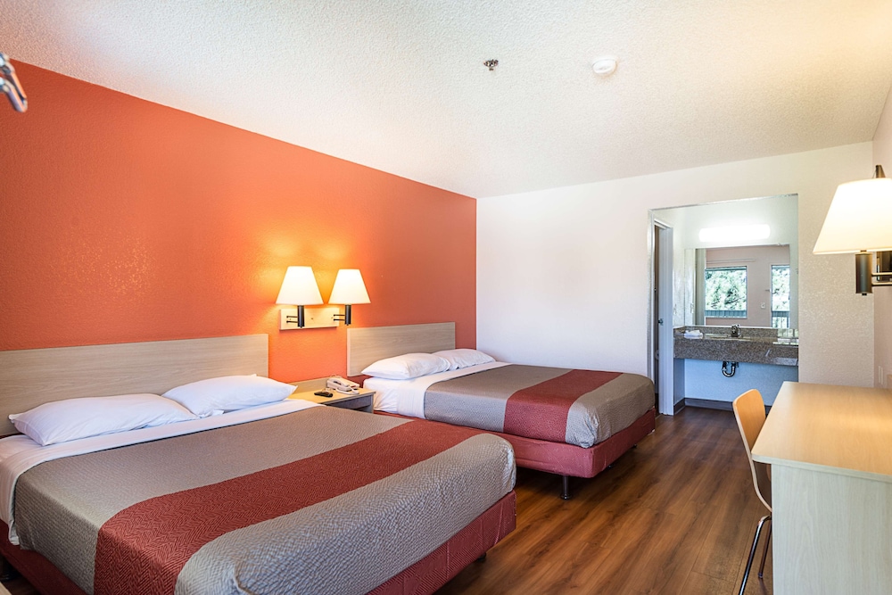Standard Room, 2 Double Beds, Accessible, Non Smoking photo 3