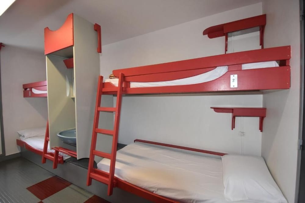 Bed in 5-Bed Male Dormitory with Ensuite Bathroom photo 3