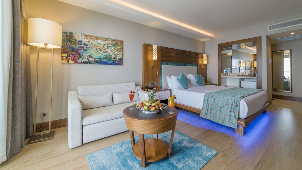 Family Room, Partial Sea View photo 3