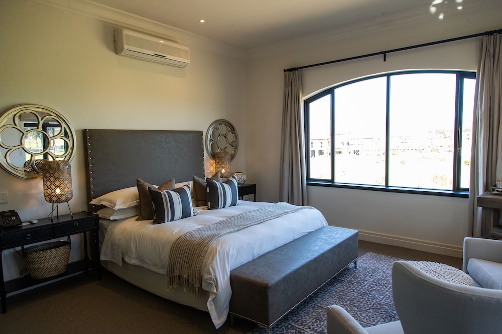Superior Studio Suite, 1 King Bed, Non Smoking, Garden View photo 3