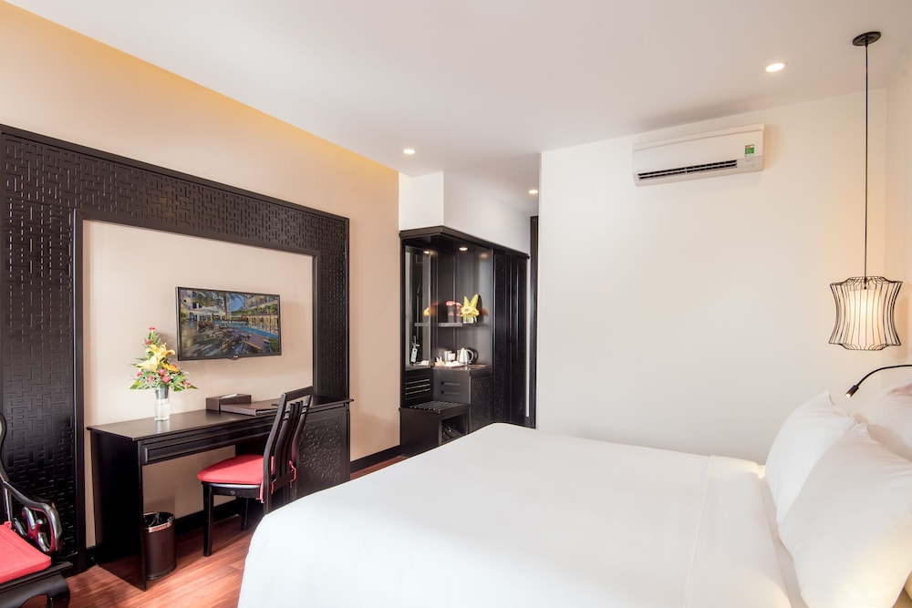 Deluxe Room, 1 King Bed, Balcony, City View - Photo 7