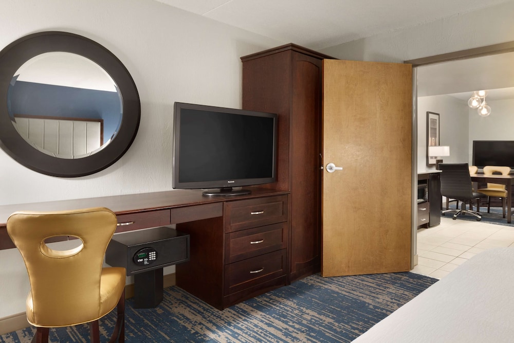 Premium Suite, 1 King Bed - Photo 2