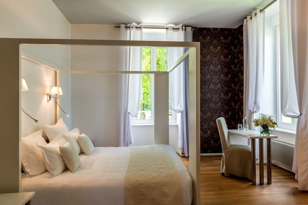 Suite - Photo 1
