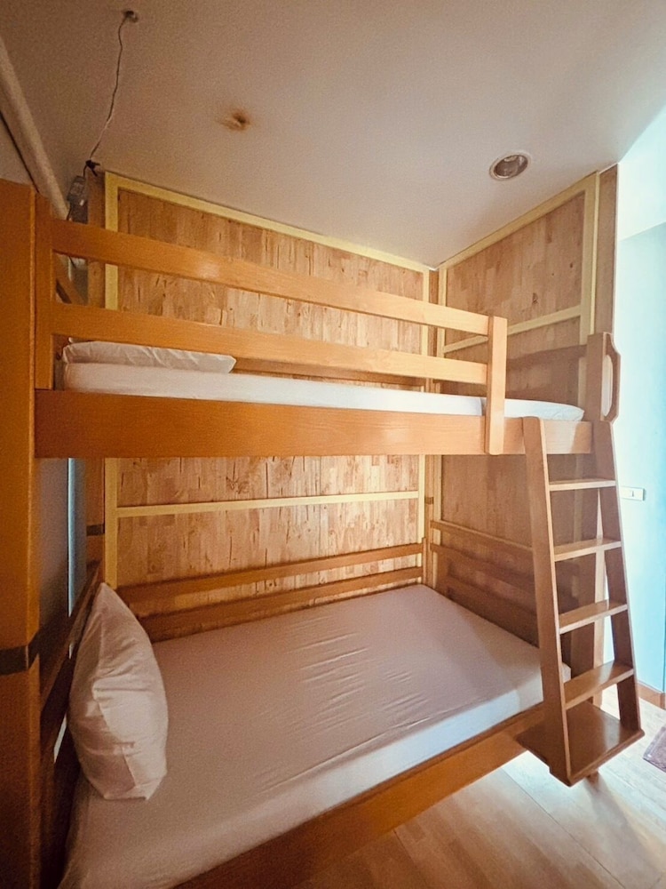 6 Bed Female Dormitory Room photo 1