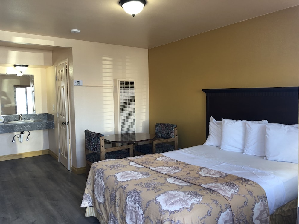 Queen Bed, Non-Smoking - Photo 17
