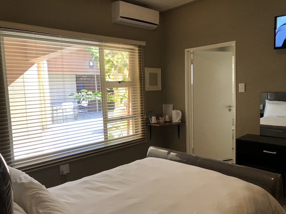 Comfort Double Room Single Use, 1 Double Bed, Non Smoking, Bathtub photo 3