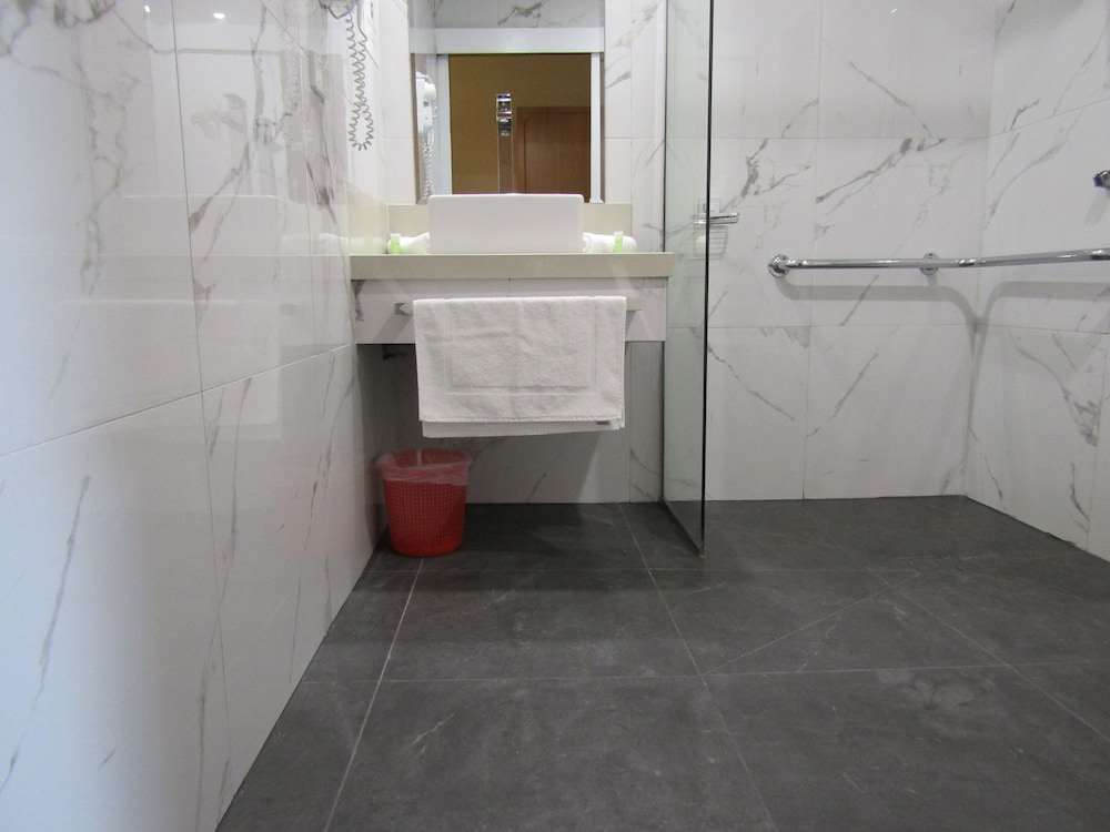 Accessible Twin Room photo 3