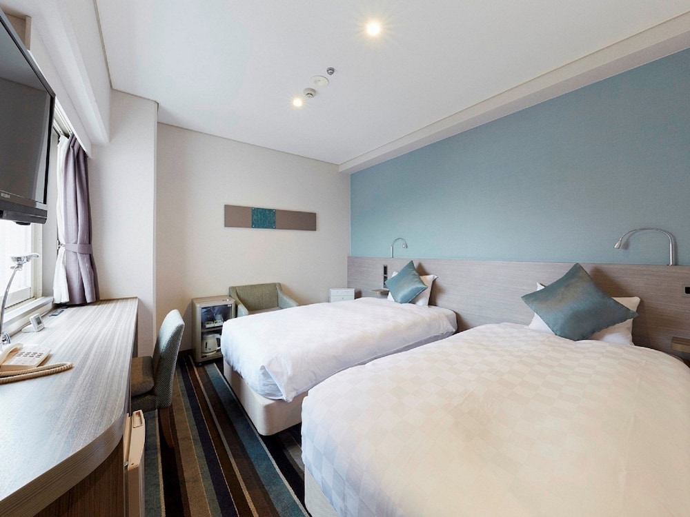 Corner Twin Room - Non-Smoking with Lounge Access & Complimentary Light Breakfast Included photo 1