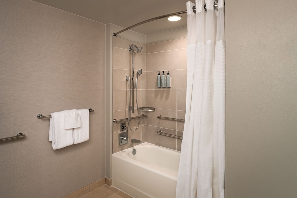Room, 2 Queen Beds (Mobility/Hearing Accessible, Tub) - Photo 4