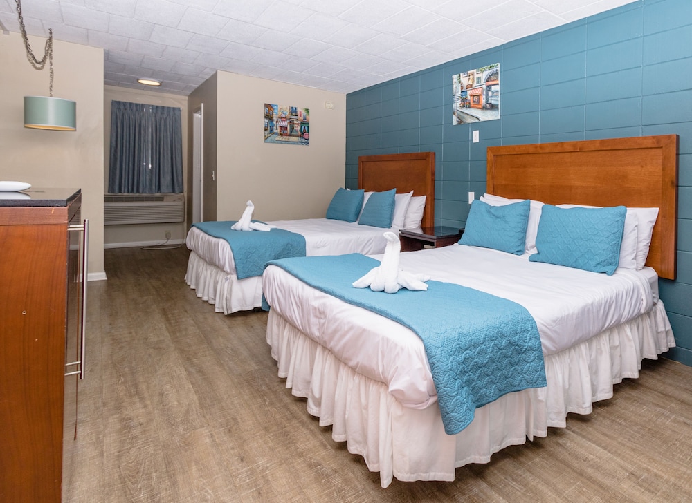 Family Room with 2 Queen Beds photo 2