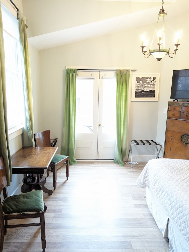 Deluxe Room, 1 Queen Bed, Terrace (Cedar Room) photo 2